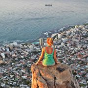 Fotografie in Kapstadt mit einem Bild von Lions Head und einer Frau am Felsen