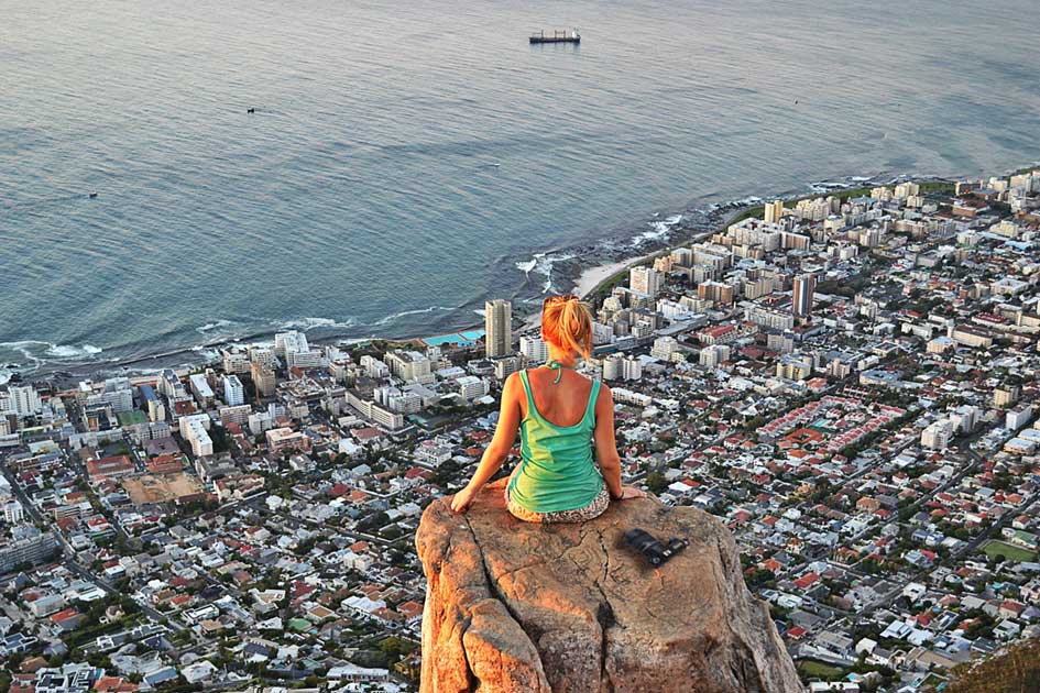 Fotografie in Kapstadt mit einem Bild von Lions Head und einer Frau am Felsen