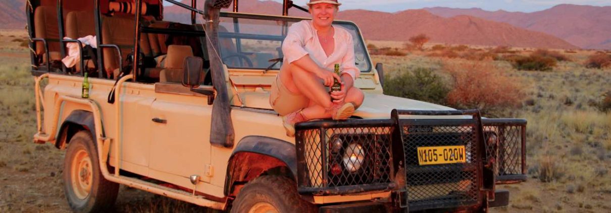 Frau auf Jeep in Afrika