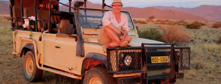 Frau auf Jeep in Afrika
